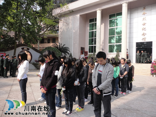 大山坪街道：开展清明节纪念革命先烈扫墓活动(图1)