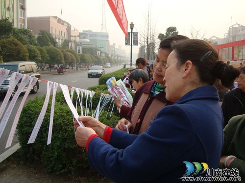 泸县开展法制宣传月活动见实效(图1) 泸县开展法制宣传月活动见实效(图1)