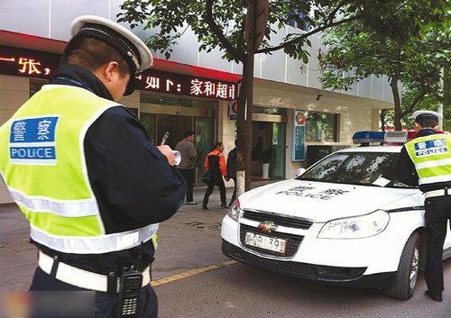 警车乱停&nbsp;交警照开罚单(图1)