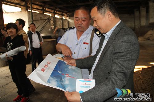 龙马潭区国、地税开展“税法春风助酒香”进企业活动(图1)