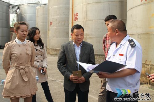 龙马潭区国、地税开展“税法春风助酒香”进企业活动(图2)