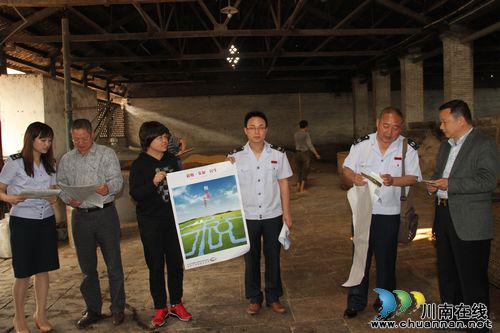龙马潭区国、地税开展“税法春风助酒香”进企业活动