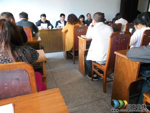 佛荫镇：斯坝、上房两村扶贫公路项目成功实施比选(图1)