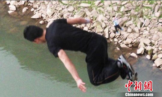 泸州21岁跑酷爱好者跳下40米沱江大桥失踪(图1)