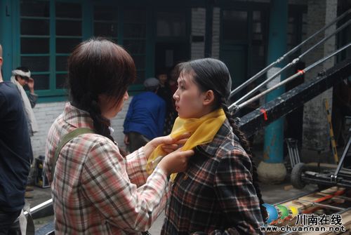 电影《记得少年那首歌》剧组到泸取景拍摄(图2) 电影《记得少年那首歌》剧组到泸取景拍摄(图2)