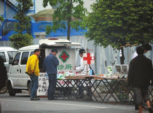 成都现面包车诊所:副驾上输液&nbsp;禁药随便买