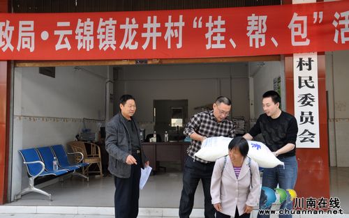 泸县财政局为“挂帮包”村送化肥助产增收