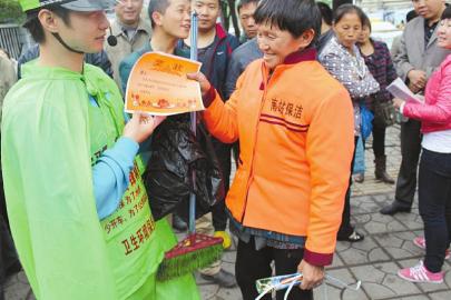 戴着陈光标送的绿帽子&nbsp;尹春龙在宜宾发“捡垃圾奖”