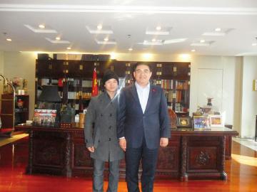 戴着陈光标送的绿帽子 尹春龙在宜宾发“捡垃圾奖”(图2) 戴着陈光标送的绿帽子 尹春龙在宜宾发“捡垃圾奖”(图2)