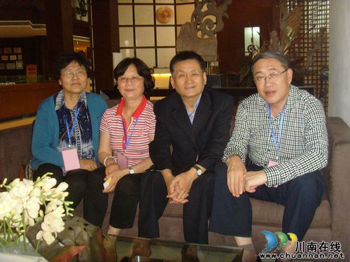 著名作家叶辛:向《酒城新报》读者们问好!(图1) 著名作家叶辛:向《酒城新报》读者们问好!(图1)