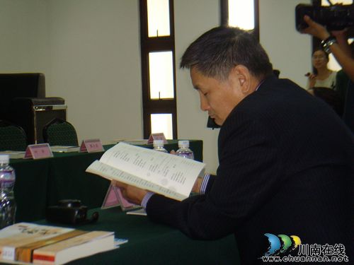 著名作家叶辛:向《酒城新报》读者们问好!(图2) 著名作家叶辛:向《酒城新报》读者们问好!(图2)