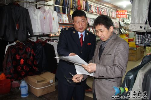 龙马谭区国地税局向个体工商户宣传税法(图1) 龙马谭区国地税局向个体工商户宣传税法(图1)