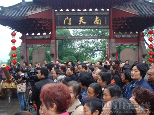 宜宾真武山道观举行首届三月三玄帝庙会庆典(图2) 宜宾真武山道观举行首届三月三玄帝庙会庆典(图2)