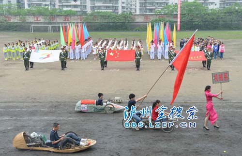 扛钢管提砖刀&nbsp;泸州学生运动会“霸气外露”