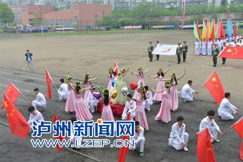 扛钢管提砖刀 泸州学生运动会“霸气外露”(图3) 扛钢管提砖刀 泸州学生运动会“霸气外露”(图3)