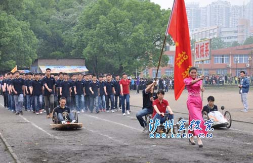 扛钢管提砖刀 泸州学生运动会“霸气外露”(图2) 扛钢管提砖刀 泸州学生运动会“霸气外露”(图2)