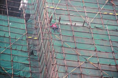 自贡一男子50米高空“嬉戏”16小时(图2) 自贡一男子50米高空“嬉戏”16小时(图2)