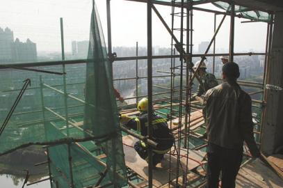 自贡一男子50米高空“嬉戏”16小时