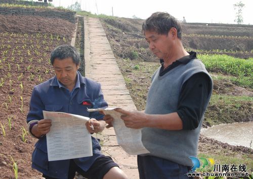 泸州龙马潭区国、地税联合宣传税法 走进农家(图4) 泸州龙马潭区国、地税联合宣传税法 走进农家(图4)