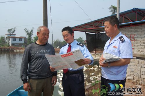 泸州龙马潭区国、地税联合宣传税法 走进农家(图2) 泸州龙马潭区国、地税联合宣传税法 走进农家(图2)