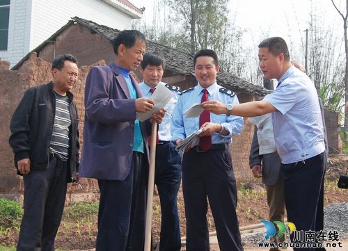 泸州龙马潭区国、地税联合宣传税法 走进农家(图1) 泸州龙马潭区国、地税联合宣传税法 走进农家(图1)