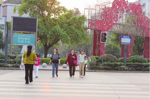 自贡将出台规定处罚行人闯红灯 下月或实施(图1) 自贡将出台规定处罚行人闯红灯 下月或实施(图1)