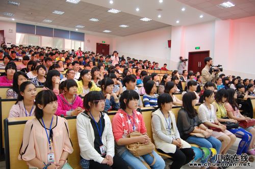 泸州龙马潭区:税法宣传走进校园(图3) 泸州龙马潭区:税法宣传走进校园(图3)