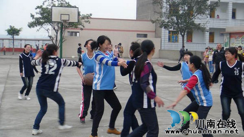 毗卢镇:打造艺体特色 活跃校园生活(图2) 毗卢镇:打造艺体特色 活跃校园生活(图2)