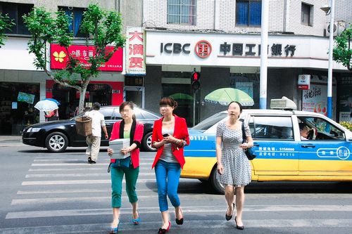 宜宾:"中国式过马路"&nbsp;"带头大哥"多为中老年人