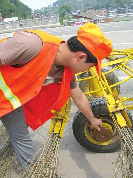 内江"扫街神器"似"风火轮" 最多可装24把扫帚(图1) 内江"扫街神器"似"风火轮" 最多可装24把扫帚(图1)