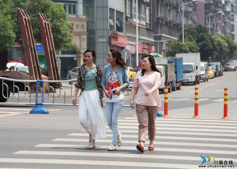 泸州:气温超过30度 美女都换夏装了(图1) 泸州:气温超过30度 美女都换夏装了(图1)