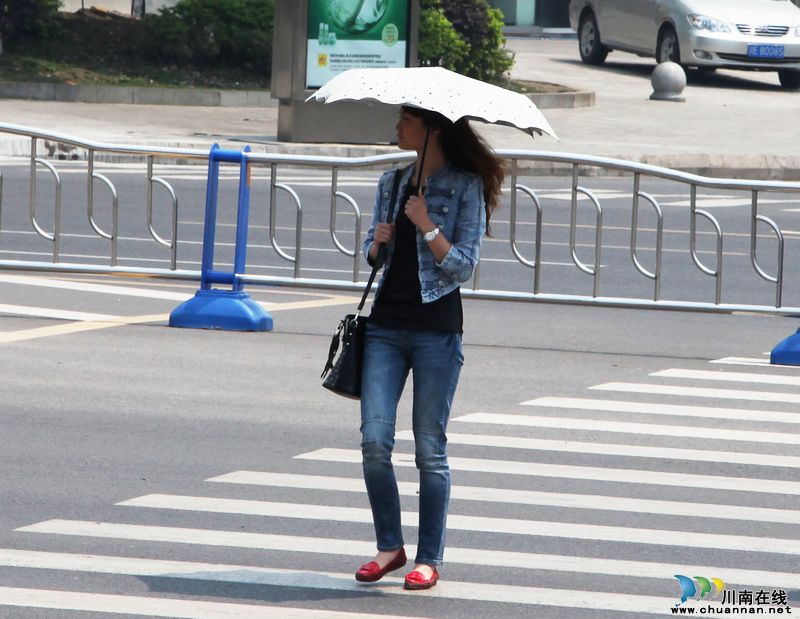 泸州:气温超过30度 美女都换夏装了(图2) 泸州:气温超过30度 美女都换夏装了(图2)