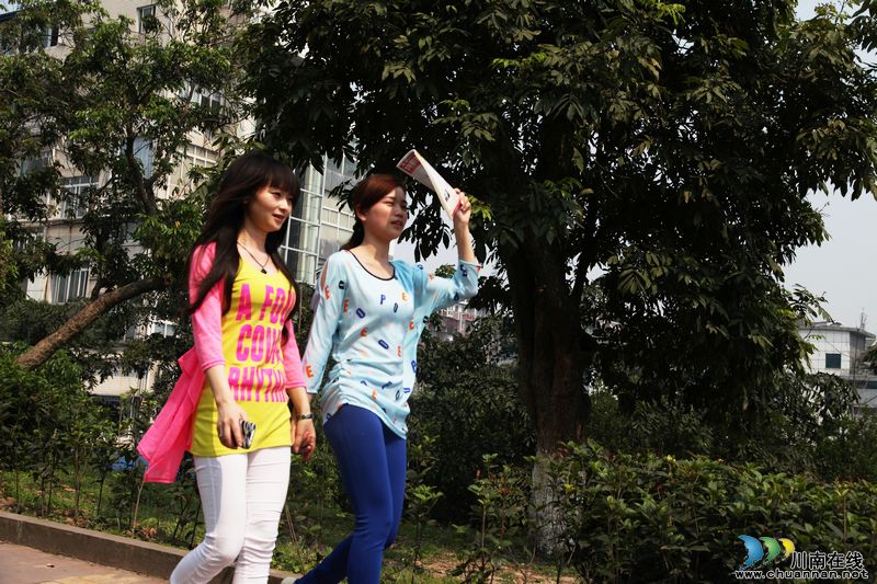 泸州:气温超过30度 美女都换夏装了(图3) 泸州:气温超过30度 美女都换夏装了(图3)
