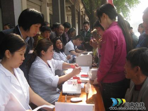 佛荫镇:合管办积极配合送药到镇 群众反响热烈(图2) 佛荫镇:合管办积极配合送药到镇 群众反响热烈(图2)