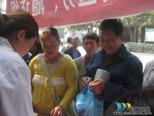 佛荫镇:合管办积极配合送药到镇 群众反响热烈(图1) 佛荫镇:合管办积极配合送药到镇 群众反响热烈(图1)