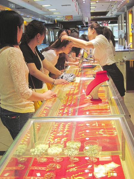 内江卖场现抢金潮&nbsp;像买白菜一样买黄金？(图1)