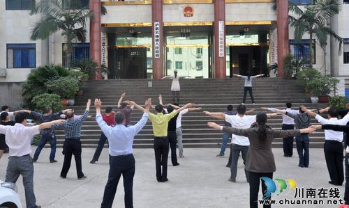 云锦镇：学习工间操热情高&nbsp;&nbsp;展新风提精神(图1)