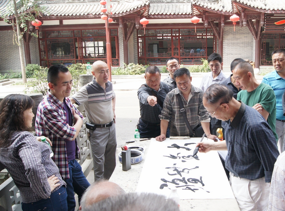 四川叙永:义卖书法作品支援雅安地震灾区(图2) 四川叙永:义卖书法作品支援雅安地震灾区(图2)