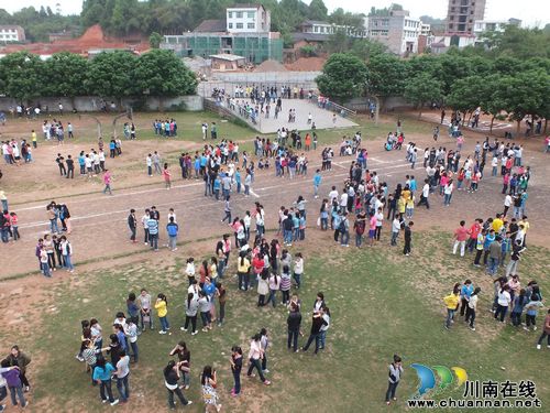 宜宾县一中因雅安芦山7级大地震紧急疏散学生实记(图1) 宜宾县一中因雅安芦山7级大地震紧急疏散学生实记(图1)