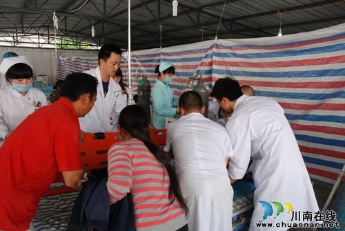 泸医中医院抗震救灾队成功救助一名被埋女孩(图1)