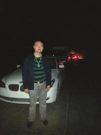 泸州80后&nbsp;开宝马赴灾区送食物(图2)