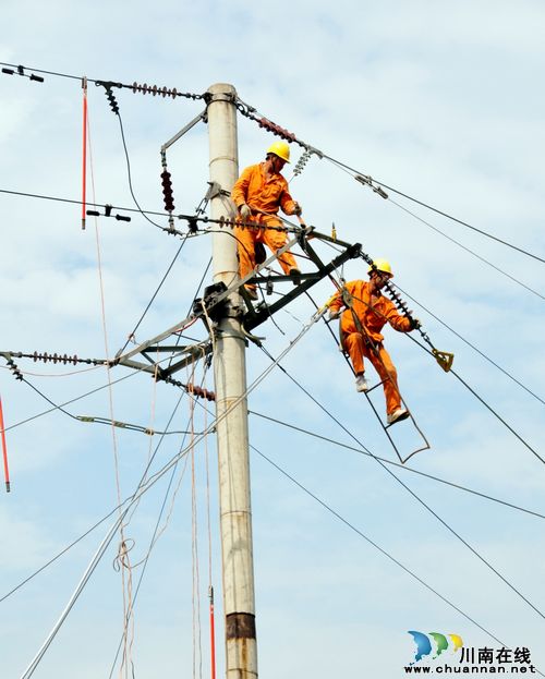 叙永:野蛮施工伤及电网 紧急排险消除隐患(图1) 叙永:野蛮施工伤及电网 紧急排险消除隐患(图1)