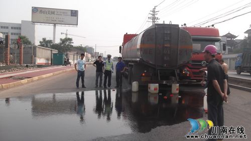 罐车漏油&nbsp;民警及时处置排隐患(图1)