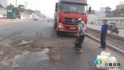 罐车漏油&nbsp;民警及时处置排隐患(图2)