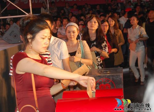 短短一个小时 泸州向雅安灾区捐款130余万元(图6) 短短一个小时 泸州向雅安灾区捐款130余万元(图6)