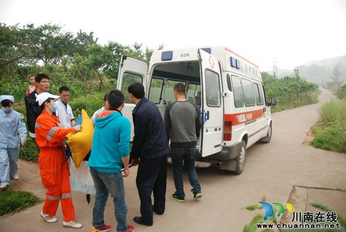 泸医中医院医疗队挺进震区&nbsp;危房中救出八旬老人(图3)