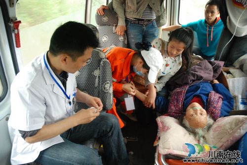 泸医中医院医疗队挺进震区&nbsp;危房中救出八旬老人(图4)