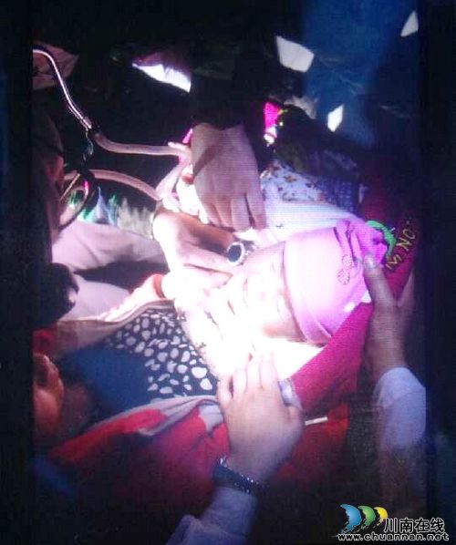 前线报道:泸医附院医疗队连续作战 紧急救援(图1) 前线报道:泸医附院医疗队连续作战 紧急救援(图1)