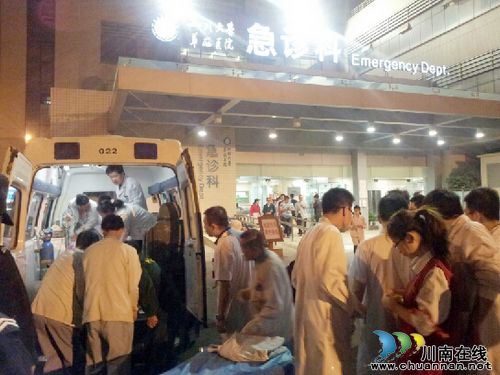 前线报道:泸医附院医疗队连续作战 紧急救援(图2) 前线报道:泸医附院医疗队连续作战 紧急救援(图2)