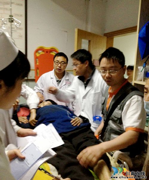 前线报道:泸医附院医疗队连续作战 紧急救援(图3) 前线报道:泸医附院医疗队连续作战 紧急救援(图3)